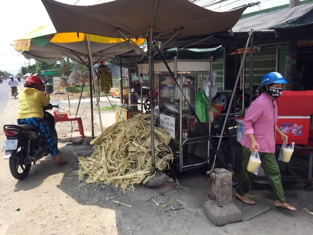 Nắng như “đổ lửa”, bán nước mía kiếm bạc triệu mỗi ngày - 1 Nắng như “đổ lửa”, bán nước mía kiếm bạc triệu mỗi ngày - 1