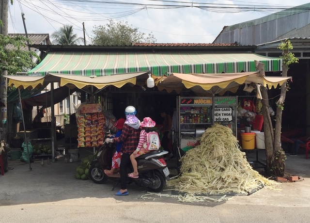 Nắng như “đổ lửa”, bán nước mía kiếm bạc triệu mỗi ngày - 4 Nắng như “đổ lửa”, bán nước mía kiếm bạc triệu mỗi ngày - 4