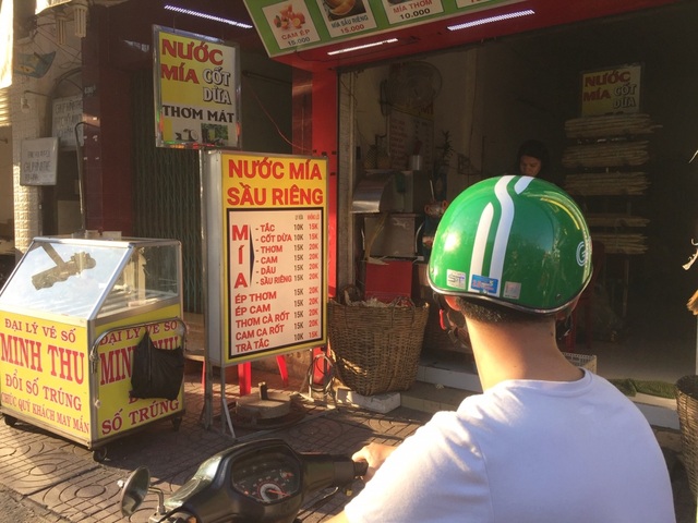 Nắng như “đổ lửa”, bán nước mía kiếm bạc triệu mỗi ngày - 2 Nắng như “đổ lửa”, bán nước mía kiếm bạc triệu mỗi ngày - 2