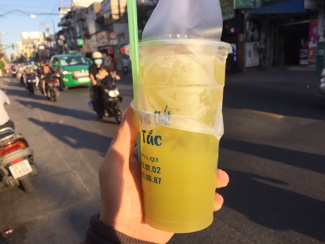 Nắng như “đổ lửa”, bán nước mía kiếm bạc triệu mỗi ngày - 3 Nắng như “đổ lửa”, bán nước mía kiếm bạc triệu mỗi ngày - 3