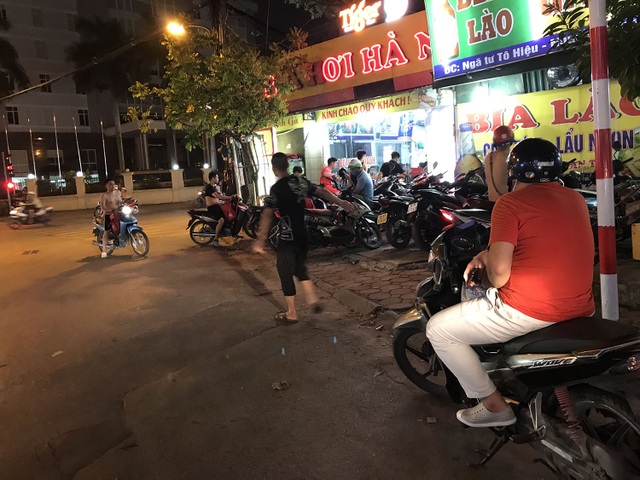 Quán nhậu ken đặc, đông nghịt người như chưa hề có Nghị định 100 - 3 Quán nhậu ken đặc, đông nghịt người như chưa hề có Nghị định 100 - 3