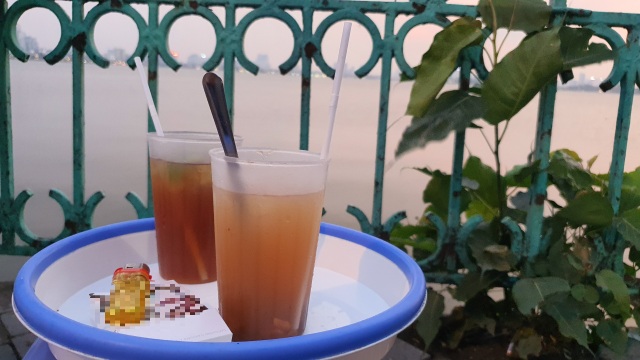 Hết giãn cách, quán nước bờ hồ thu tiền triệu mỗi buổi chiều - 4 Hết giãn cách, quán nước bờ hồ thu tiền triệu mỗi buổi chiều - 4