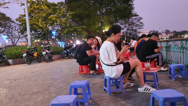 Hết giãn cách, quán nước bờ hồ thu tiền triệu mỗi buổi chiều - 3 Hết giãn cách, quán nước bờ hồ thu tiền triệu mỗi buổi chiều - 3