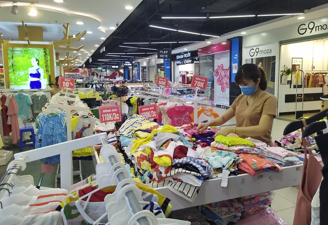 Hàng loạt cửa hàng thời trang giảm giá sốc vẫn... đìu hiu! - 11 Hàng loạt cửa hàng thời trang giảm giá sốc vẫn... đìu hiu! - 11