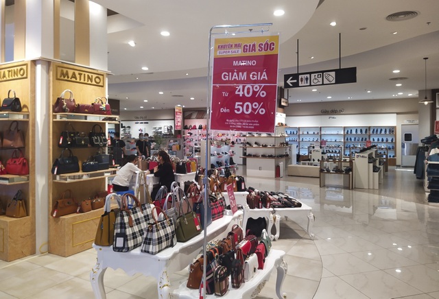 Hàng loạt cửa hàng thời trang giảm giá sốc vẫn... đìu hiu! - 13 Hàng loạt cửa hàng thời trang giảm giá sốc vẫn... đìu hiu! - 13