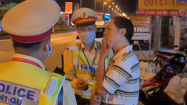Yêu cầu tạm đình chỉ cán bộ thuế lái xe say xỉn còn thách thức công an - 1 Yêu cầu tạm đình chỉ cán bộ thuế lái xe say xỉn còn thách thức công an - 1
