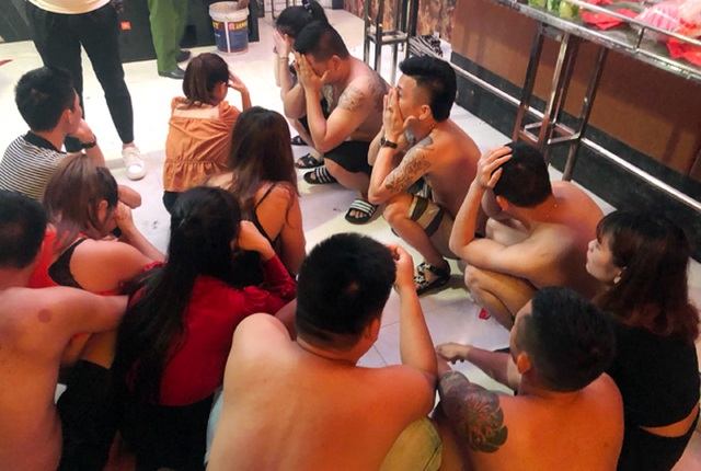 Chủ quán karaoke bị bắt giữ khi bay lắc cùng 20 đối tượng - 1 Chủ quán karaoke bị bắt giữ khi bay lắc cùng 20 đối tượng - 1