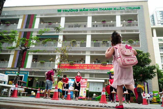 Ngày đầu đi học trở lại: Phụ huynh vui mừng, trẻ phấn khởi - 1 Ngày đầu đi học trở lại: Phụ huynh vui mừng, trẻ phấn khởi - 1