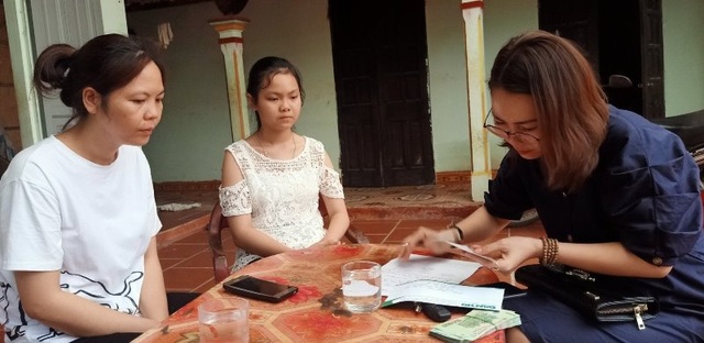 Cô gái thiếu một bàn tay được bạn đọc giúp đỡ hơn 42 triệu đồng - 2 Cô gái thiếu một bàn tay được bạn đọc giúp đỡ hơn 42 triệu đồng - 2