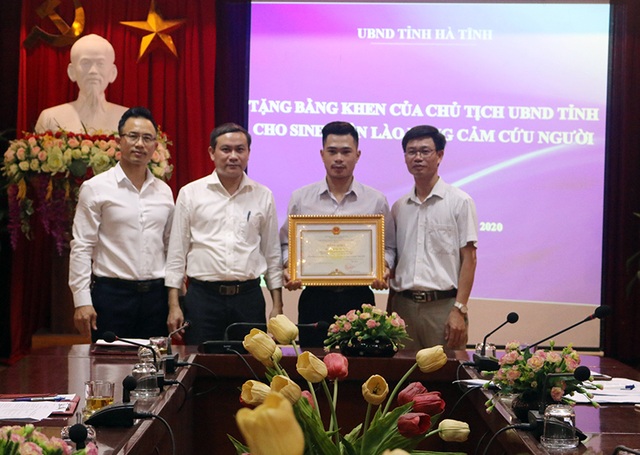 Nhảy xuống sông cứu người, nam sinh Lào nhận bằng khen của Chủ tịch tỉnh - 1 Nhảy xuống sông cứu người, nam sinh Lào nhận bằng khen của Chủ tịch tỉnh - 1