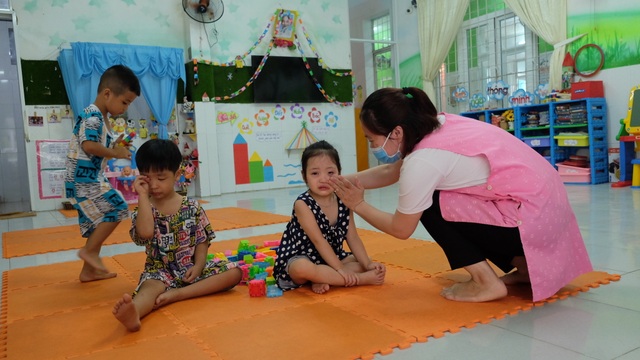Ngày đầu đi học trở lại: Phụ huynh vui mừng, trẻ phấn khởi - 18 Ngày đầu đi học trở lại: Phụ huynh vui mừng, trẻ phấn khởi - 18