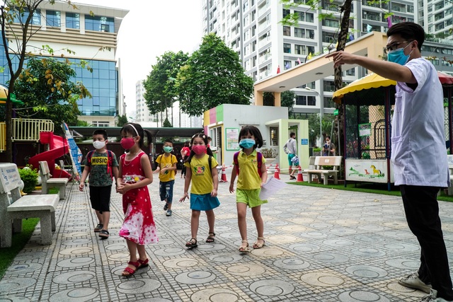 Ngày đầu đi học trở lại: Phụ huynh vui mừng, trẻ phấn khởi - 6 Ngày đầu đi học trở lại: Phụ huynh vui mừng, trẻ phấn khởi - 6
