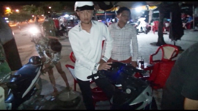 Ngăn chặn nhóm thanh niên có roi điện, chuẩn bị đua xe - 1 Ngăn chặn nhóm thanh niên có roi điện, chuẩn bị đua xe - 1