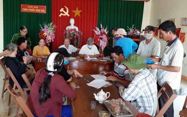 Phú Yên: Người nghèo xúc động nhận tiền từ gói an sinh 62.000 tỷ đồng - 6 Phú Yên: Người nghèo xúc động nhận tiền từ gói an sinh 62.000 tỷ đồng - 6