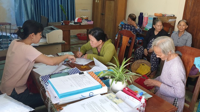 Phú Yên: Người nghèo xúc động nhận tiền từ gói an sinh 62.000 tỷ đồng - 2 Phú Yên: Người nghèo xúc động nhận tiền từ gói an sinh 62.000 tỷ đồng - 2