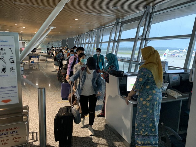 Hơn 270 người Việt “mắc kẹt” ở Malaysia được đưa về nước - 1 Hơn 270 người Việt “mắc kẹt” ở Malaysia được đưa về nước - 1