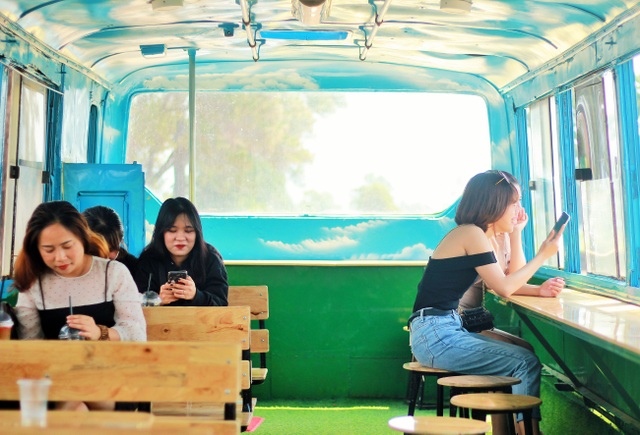 Độc đáo quán cà phê “di động” dưới hàng thông trăm tuổi - 5 Độc đáo quán cà phê “di động” dưới hàng thông trăm tuổi - 5