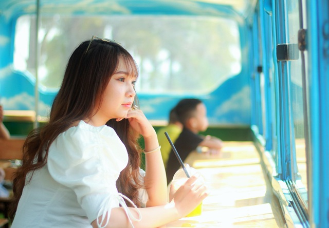 Độc đáo quán cà phê “di động” dưới hàng thông trăm tuổi - 8 Độc đáo quán cà phê “di động” dưới hàng thông trăm tuổi - 8