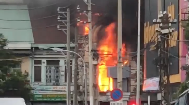 Rescuing 10 people in a fire in an apartment in Saigon - 1