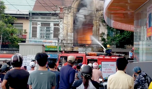 Rescuing 10 people in a fire in an apartment in Saigon - 2