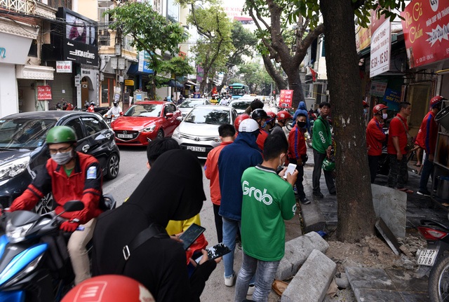Hà Nội nắng nóng nhất từ đầu hè, shipper xếp hàng dài mua đồ ăn cho khách - 4 Hà Nội nắng nóng nhất từ đầu hè, shipper xếp hàng dài mua đồ ăn cho khách - 4