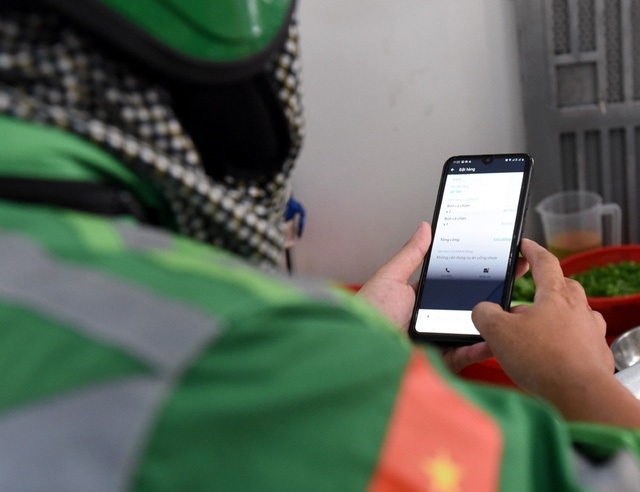 Hà Nội nắng nóng nhất từ đầu hè, shipper xếp hàng dài mua đồ ăn cho khách - 7 Hà Nội nắng nóng nhất từ đầu hè, shipper xếp hàng dài mua đồ ăn cho khách - 7