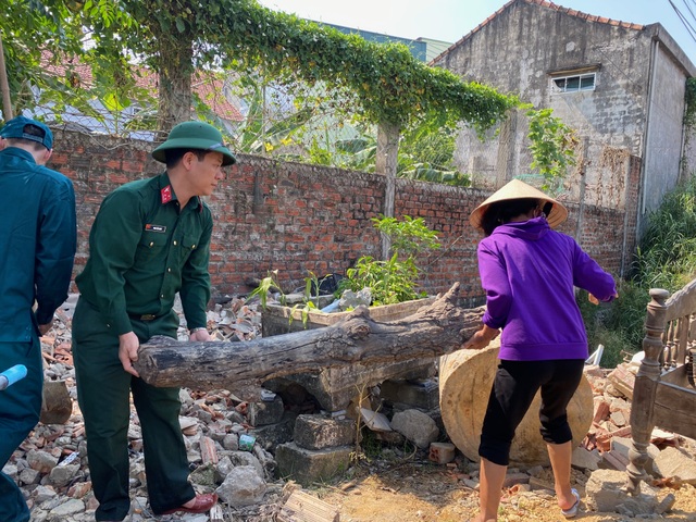 Bộ đội căng mình giữa nắng nóng giúp dân gặt lúa, sửa nhà - 4