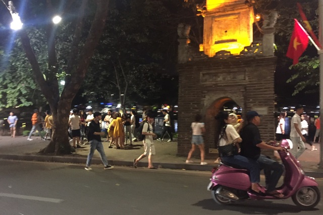 Giới trẻ ra đường giải nhiệt, quên đeo khẩu trang, không giữ khoảng cách - 6 Giới trẻ ra đường giải nhiệt, quên đeo khẩu trang, không giữ khoảng cách - 6