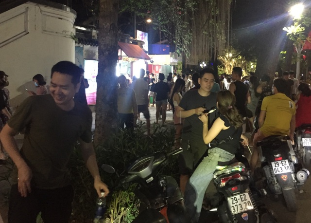 Giới trẻ ra đường giải nhiệt, quên đeo khẩu trang, không giữ khoảng cách - 3 Giới trẻ ra đường giải nhiệt, quên đeo khẩu trang, không giữ khoảng cách - 3