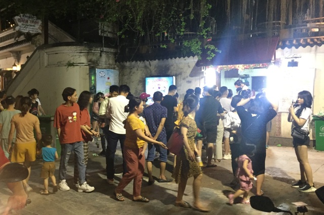 Giới trẻ ra đường giải nhiệt, quên đeo khẩu trang, không giữ khoảng cách - 1 Giới trẻ ra đường giải nhiệt, quên đeo khẩu trang, không giữ khoảng cách - 1
