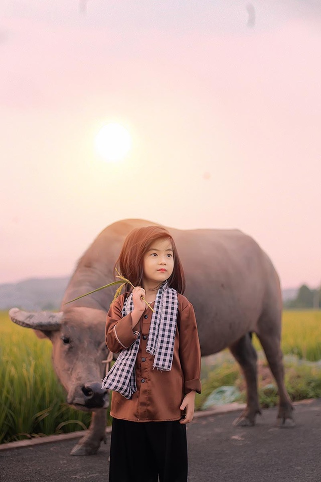 Bé gái xinh như thiên thần trên cánh đồng mùa lúa trổ bông - 5 Bé gái xinh như thiên thần trên cánh đồng mùa lúa trổ bông - 5