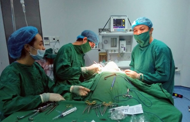 Phẫu thuật thành công khối bướu giáp khổng lồ ở bệnh nhân 70 tuổi - 2 Phẫu thuật thành công khối bướu giáp khổng lồ ở bệnh nhân 70 tuổi - 2
