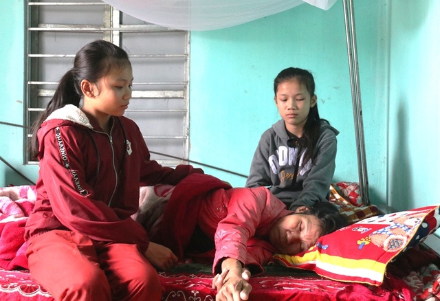 Dòng nước mắt cầu cứu của 2 chị em mồ côi bố nhìn mẹ bạo bệnh - 2