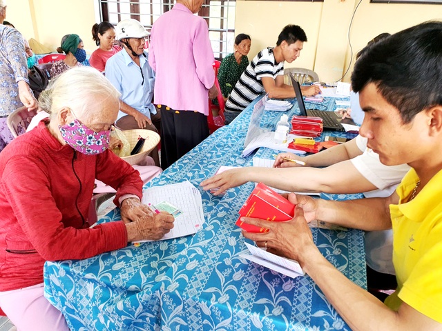 Tiền hỗ trợ của Chính phủ đã tới người dân gặp khó vì Covid-19 ở Quảng Nam - 3 Tiền hỗ trợ của Chính phủ đã tới người dân gặp khó vì Covid-19 ở Quảng Nam - 3