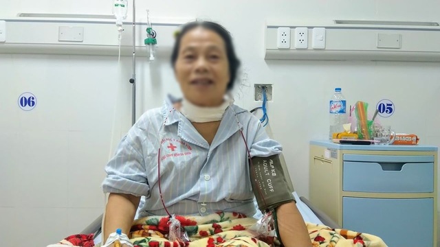 Phẫu thuật thành công khối bướu giáp khổng lồ ở bệnh nhân 70 tuổi - 4 Phẫu thuật thành công khối bướu giáp khổng lồ ở bệnh nhân 70 tuổi - 4