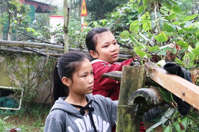 Dòng nước mắt cầu cứu của 2 chị em mồ côi bố nhìn mẹ bạo bệnh - 5 Dòng nước mắt cầu cứu của 2 chị em mồ côi bố nhìn mẹ bạo bệnh - 5