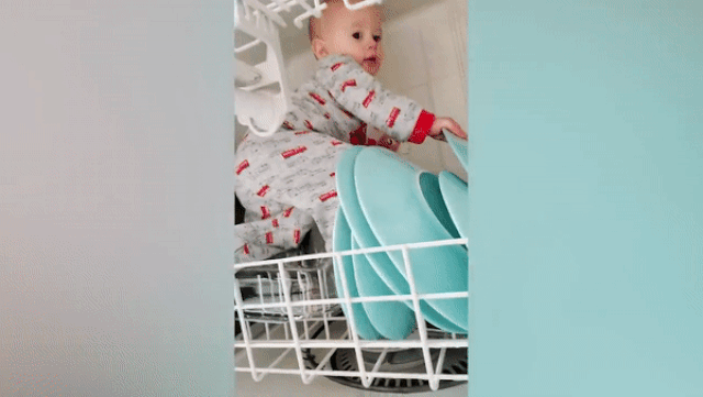 Clip vui: Khi bé giúp mẹ làm việc nhà - 1 Clip vui: Khi bé giúp mẹ làm việc nhà - 1
