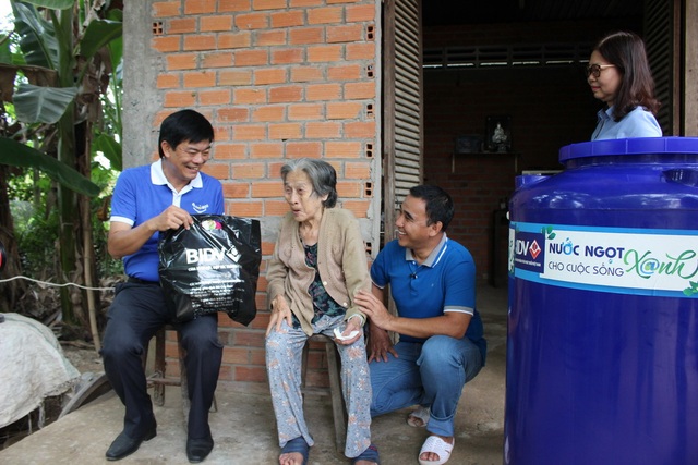 BIDV trao tặng 13.300 bồn chứa nước và 39 máy lọc nước ủng hộ đồng bào 5 tỉnh ĐBSCL - 3 BIDV trao tặng 13.300 bồn chứa nước và 39 máy lọc nước ủng hộ đồng bào 5 tỉnh ĐBSCL - 3