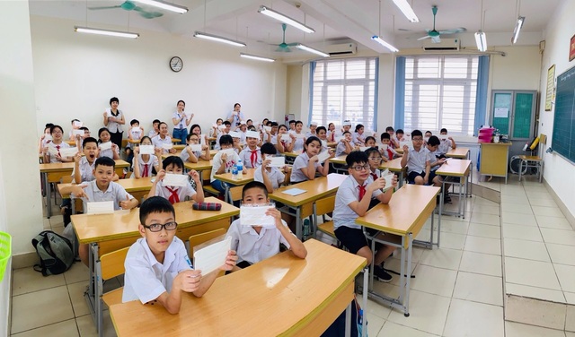 Sau nghỉ dịch Covid-19: Nhiều trường được trang bị khẩu trang kháng khuẩn cho học sinh - 1 Sau nghỉ dịch Covid-19: Nhiều trường được trang bị khẩu trang kháng khuẩn cho học sinh - 1