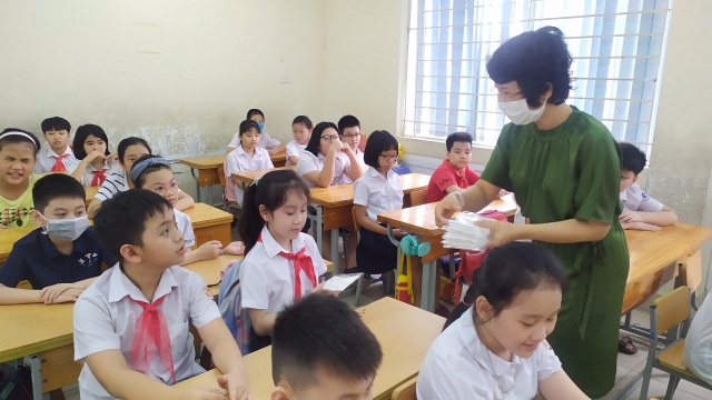 Sau nghỉ dịch Covid-19: Nhiều trường được trang bị khẩu trang kháng khuẩn cho học sinh - 3 Sau nghỉ dịch Covid-19: Nhiều trường được trang bị khẩu trang kháng khuẩn cho học sinh - 3