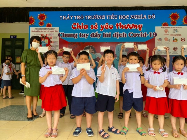 Sau nghỉ dịch Covid-19: Nhiều trường được trang bị khẩu trang kháng khuẩn cho học sinh - 4 Sau nghỉ dịch Covid-19: Nhiều trường được trang bị khẩu trang kháng khuẩn cho học sinh - 4