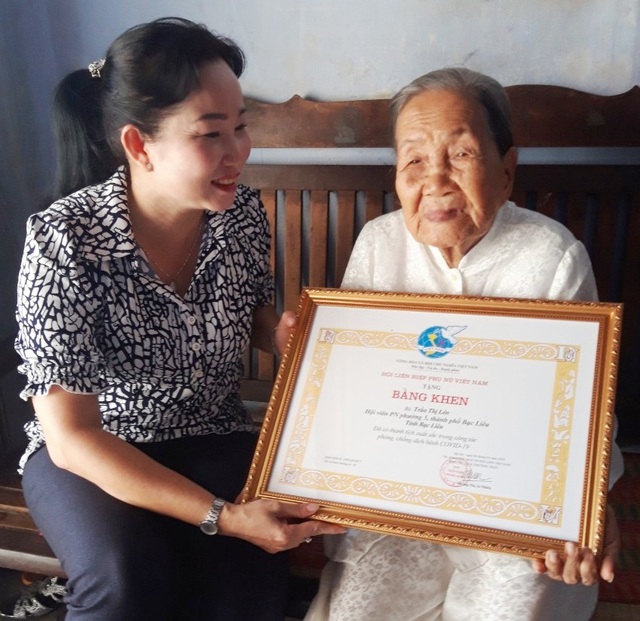 Trao bằng khen cụ bà 93 tuổi ủng hộ tiền chống dịch Covid-19 - 1 Trao bằng khen cụ bà 93 tuổi ủng hộ tiền chống dịch Covid-19 - 1
