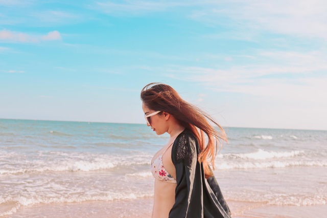 Khánh Thi mặc bikini sexy, được chồng trẻ hôn đắm đuối bên bãi biển - 13 Khánh Thi mặc bikini
sexy, được chồng trẻ hôn đắm đuối bên bãi biển - 13