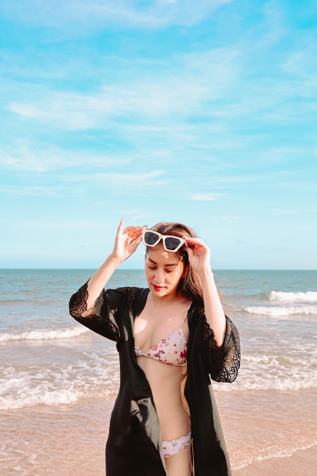 Khánh Thi mặc bikini sexy, được chồng trẻ hôn đắm đuối bên bãi biển - 12 Khánh Thi mặc bikini
sexy, được chồng trẻ hôn đắm đuối bên bãi biển - 12