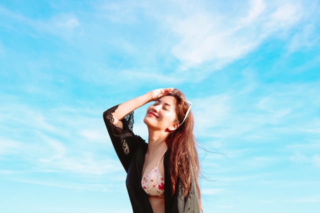 Khánh Thi mặc bikini sexy, được chồng trẻ hôn đắm
đuối bên bãi biển - 11 Khánh Thi mặc bikini sexy, được chồng trẻ hôn đắm đuối bên bãi biển - 11