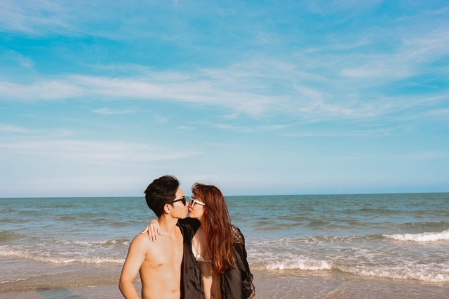 Khánh Thi mặc bikini sexy, được chồng trẻ hôn đắm đuối bên bãi biển - 6 Khánh Thi mặc bikini
sexy, được chồng trẻ hôn đắm đuối bên bãi biển - 6