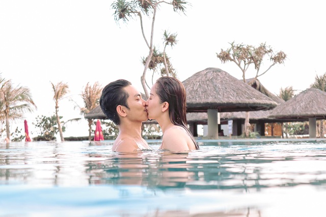 Khánh Thi mặc bikini sexy, được chồng trẻ hôn đắm đuối bên bãi biển - 7 Khánh Thi mặc bikini
sexy, được chồng trẻ hôn đắm đuối bên bãi biển - 7