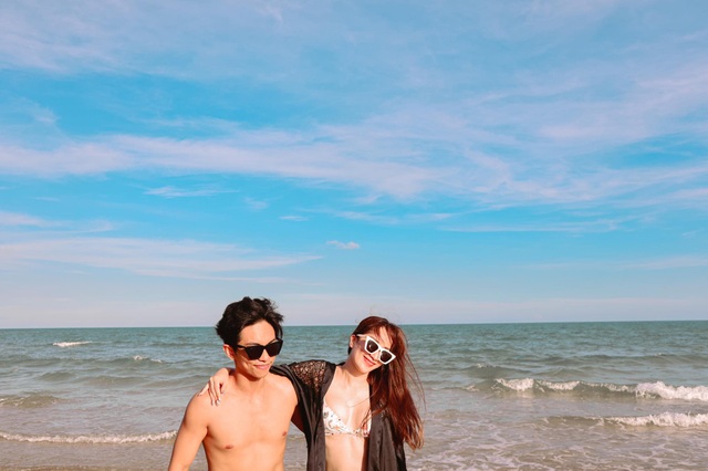 Khánh Thi mặc bikini sexy, được chồng trẻ hôn đắm đuối bên bãi biển - 2 Khánh Thi mặc bikini
sexy, được chồng trẻ hôn đắm đuối bên bãi biển - 2