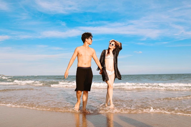 Khánh Thi mặc bikini sexy, được chồng trẻ hôn đắm
đuối bên bãi biển - 14 Khánh Thi mặc bikini sexy, được chồng trẻ hôn đắm đuối bên bãi biển - 14