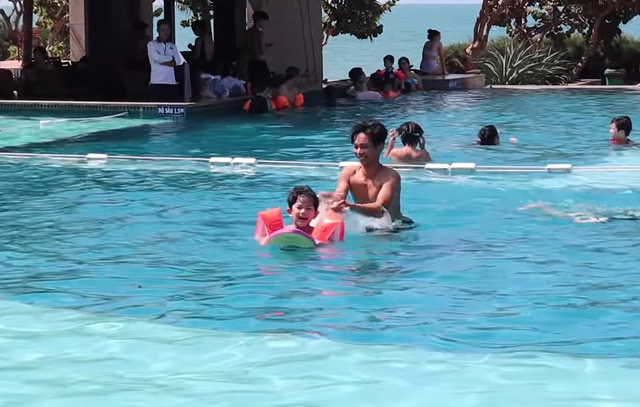 Khánh Thi mặc bikini sexy, được chồng trẻ hôn đắm đuối bên bãi biển - 5 Khánh Thi mặc bikini sexy, được chồng trẻ hôn đắm đuối bên bãi biển - 5